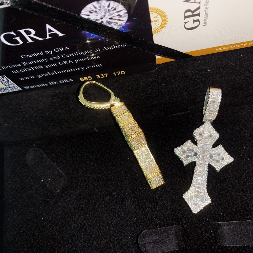 Signature Collection | VVS Moissanite Baguette Kereszt Iced Out Medál (GRA Tanusítvánnyal)