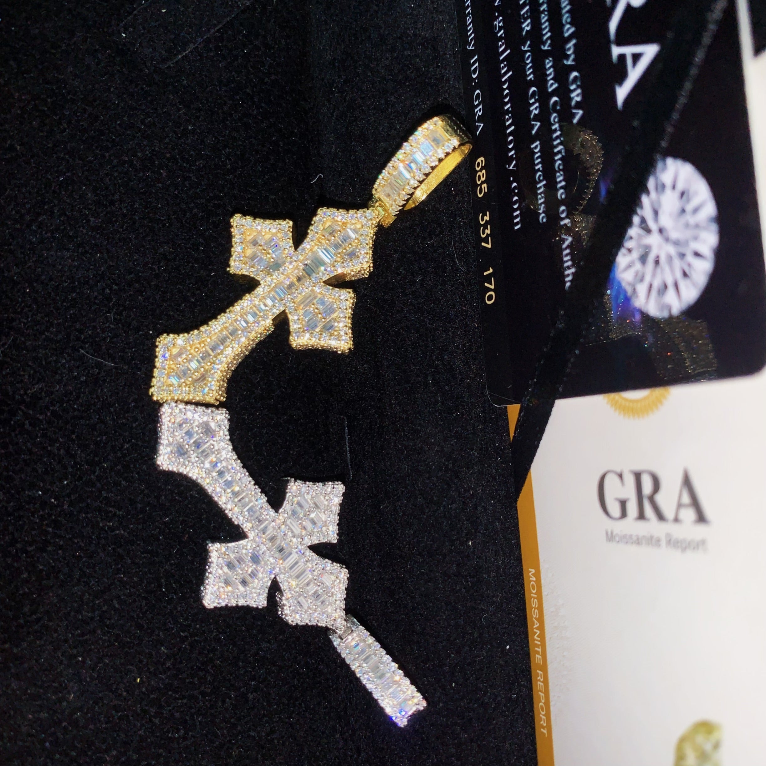 Signature Collection | VVS Moissanite Baguette Kereszt Iced Out Medál (GRA Tanusítvánnyal)